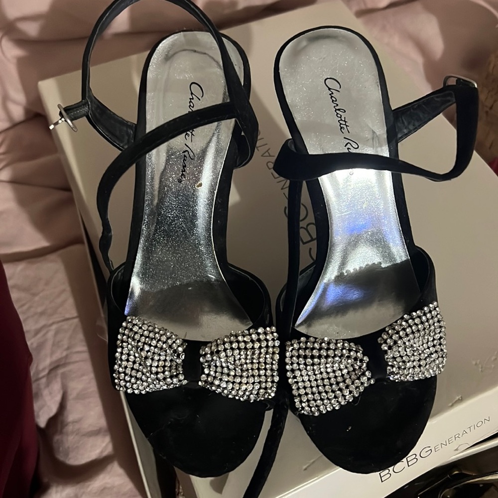 Cute velvet shoes with lacquer heel. Crystal bow